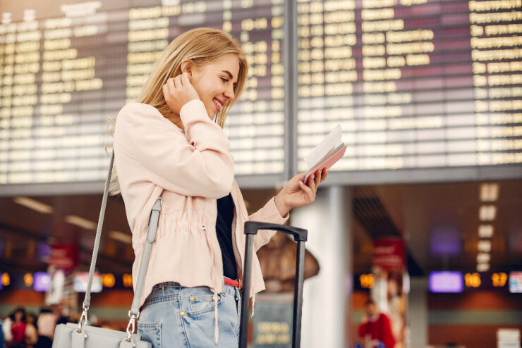 mulher loira no aeroporto