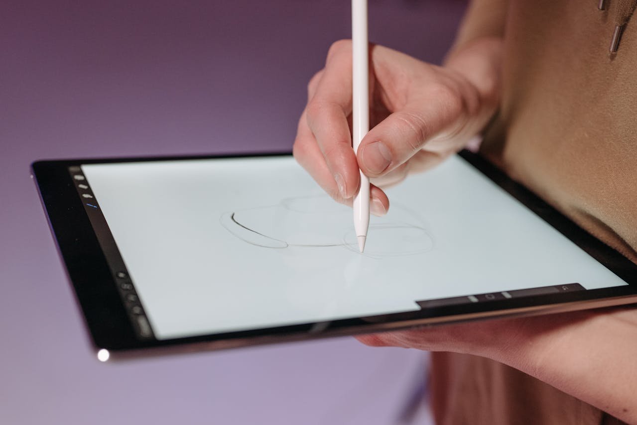pessoa desenhando no tablet