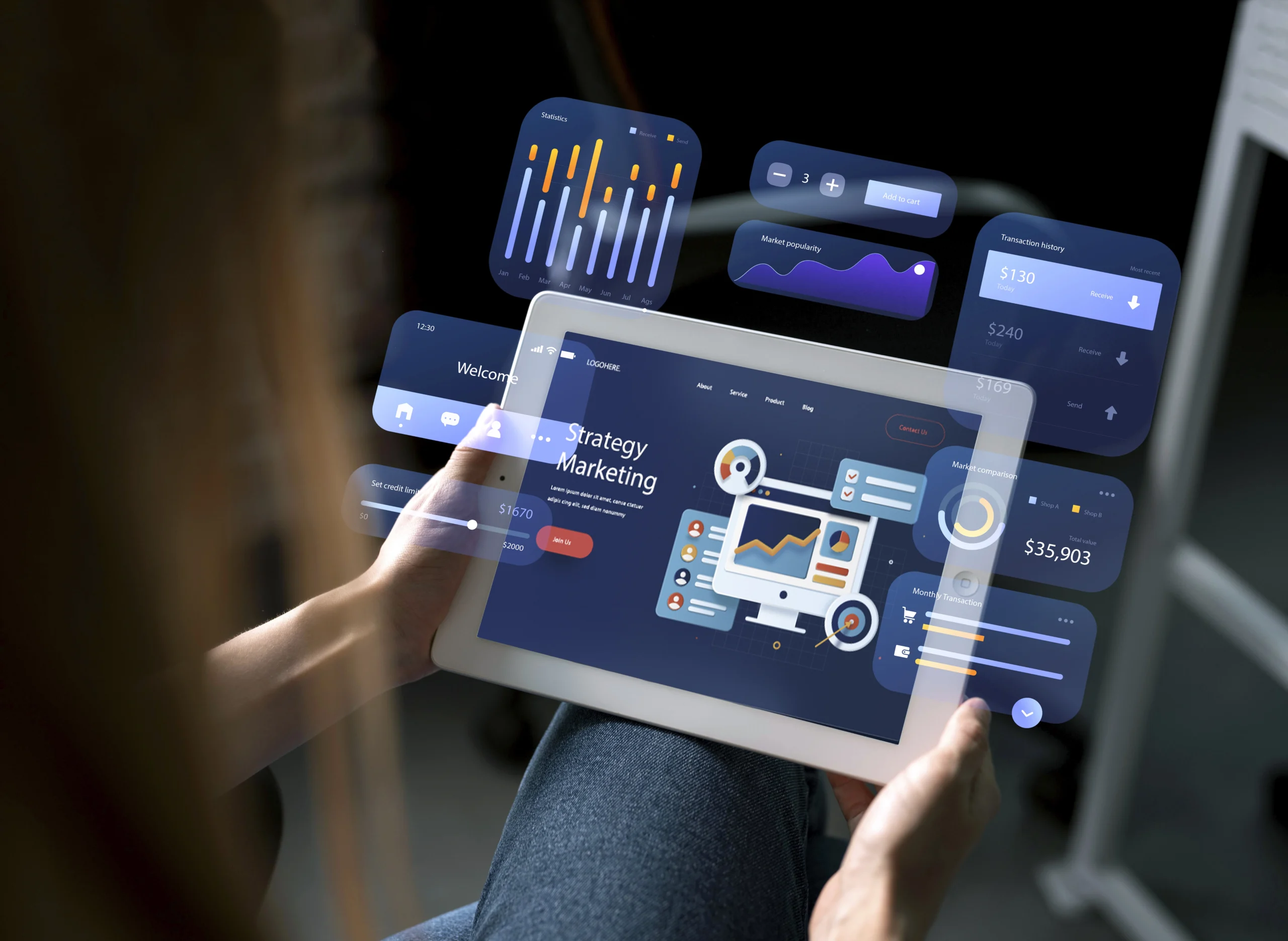 Pessoa segura um tablet com gráficos e painéis digitais flutuando, representando estratégias de marketing e análise de dados.