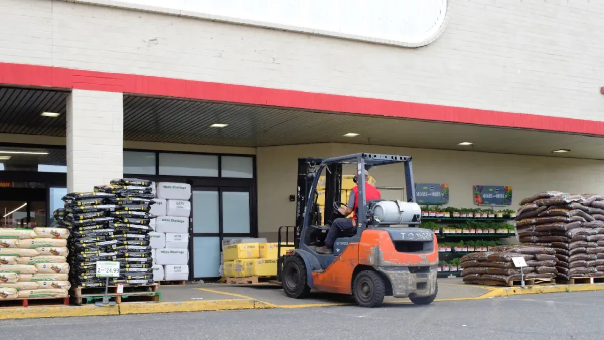 Empilhadeiras inteligentes e automação: os motores do crescimento logístico em 2026