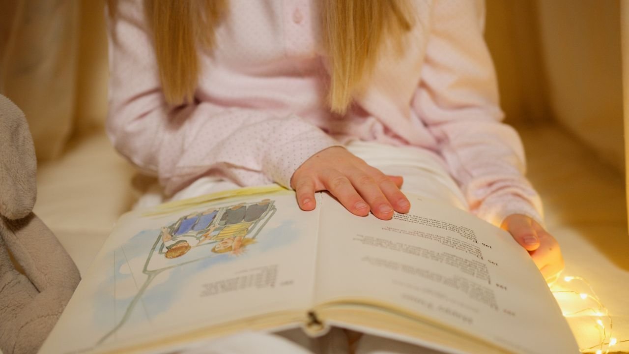garota lendo livro